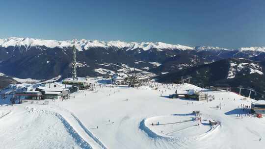 意大利著名滑雪胜地克罗普拉茨山顶的鸟瞰图