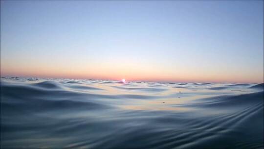 日落时晃动的海面视频素材模板下载