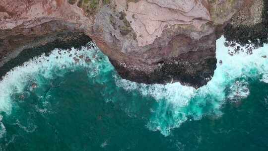 海浪拍打着多岩石的海岸