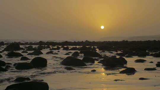 日落时的岩石海岸