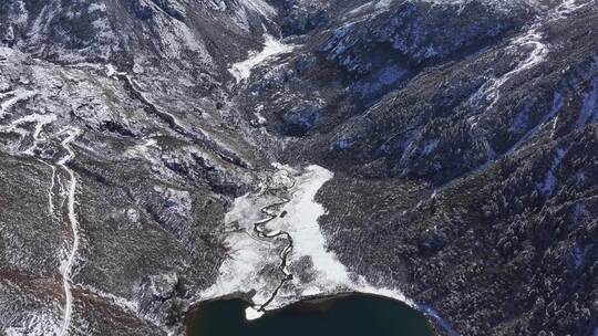 四川甘孜贡嘎山乡航拍雪后溪流汇入湖泊