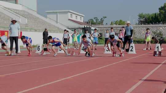 小学生男子组百米田径赛跑出发升格