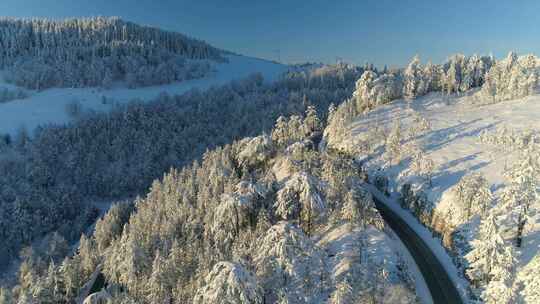 日出时飞越雪林的道路