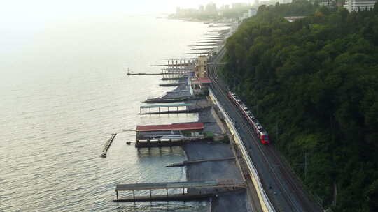 火车在海岸行驶