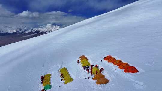 航拍新疆慕士塔格峰雪山攀登者的C3营地