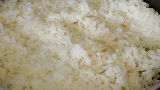 将煮熟的米饭与米勺混合