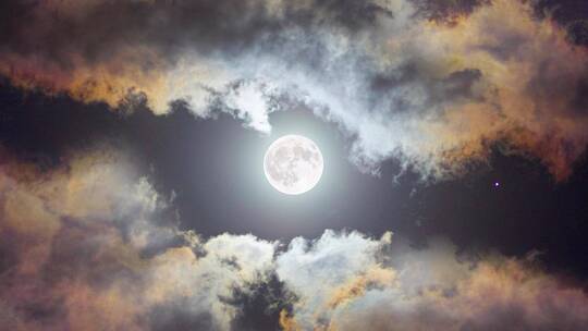 透过云看月亮神秘