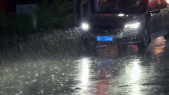 夜晚下雨天马路上行驶的汽车道路交通雨天