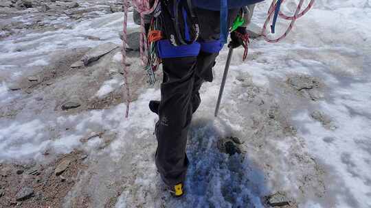 攀登四川第二高峰中山峰的登山队徒步冰塔林