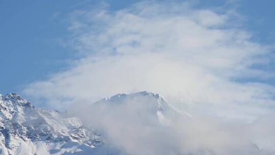 冬天远处的雪山