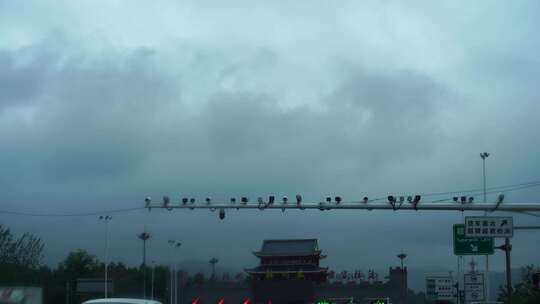 高速公路上下雨天开车车窗外雨刷雨刮器摆动