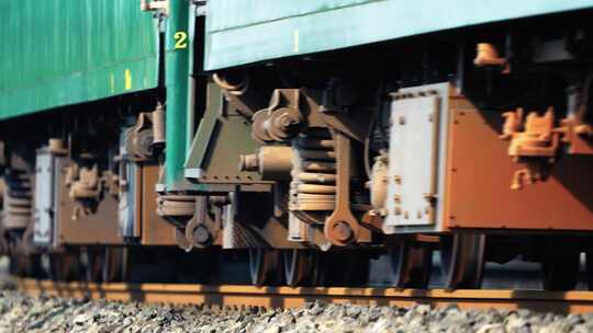 绿皮火车车厢底部特写