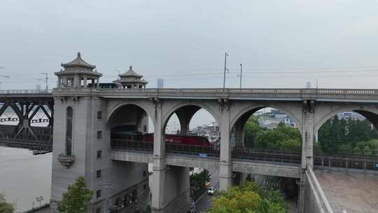 武汉长江大桥铁路火车驶过轨道动车高铁行驶