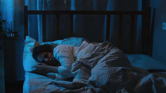 失眠不安睡眠女人晚上在床上辗转反侧