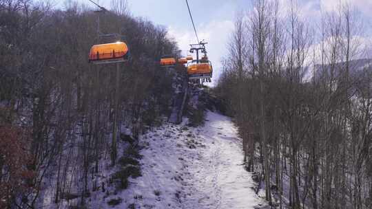 吉林松花湖滑雪场雪山上的缆车