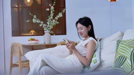 居家女性专注看手机画面