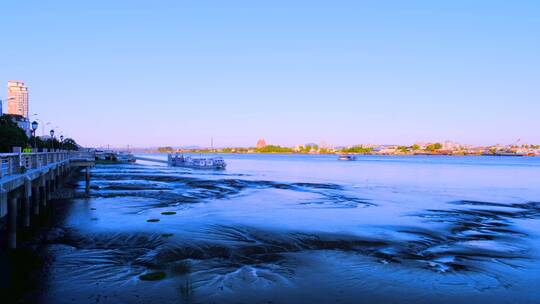 鸭绿江对岸朝鲜小镇与江岸滩涂自然风光视频素材模板下载