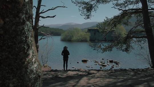 女人站在湖边