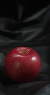 4K竖屏手指轻抚一个红苹果