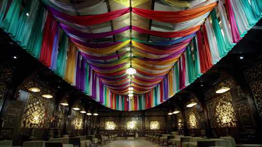 室内彩色绸带装饰场景