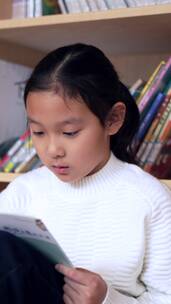 4K升格实拍坐在图书馆认真阅读的女孩竖屏