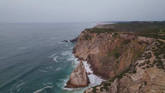 葡萄牙辛特拉海岸悬崖的无人机镜头