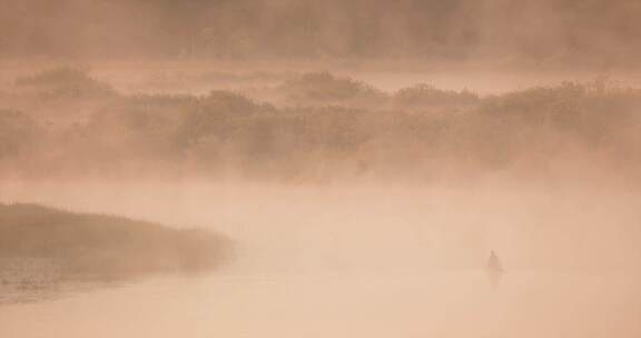 渔船在美丽的薄雾中行驶