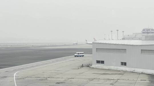 疫情下空旷的北京首都国际机场T2航站楼跑道
