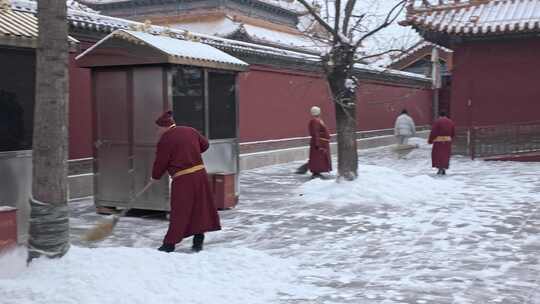 冬季冰雪寺庙和尚扫雪