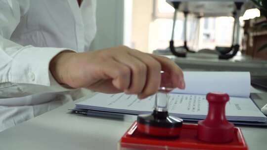 在办公室写文件签合同和盖章的商人