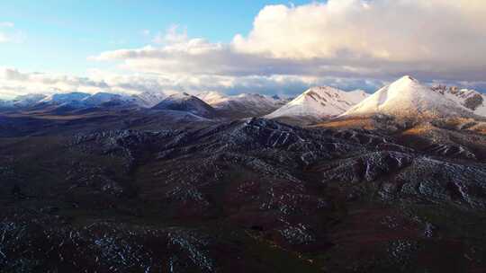 青海果洛玛沁阿尼玛卿天空云朵雪山航拍视频