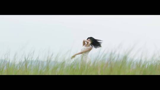 白色连衣裙女子在草地上旋转跳舞视频素材模板下载
