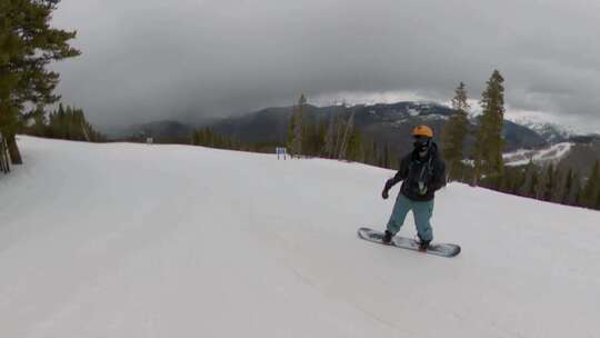 科罗拉多州滑雪胜地，男性滑雪板运动员骑马