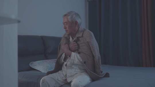 晚年独居老人孤独老人空巢老人悲伤难过视频素材模板下载
