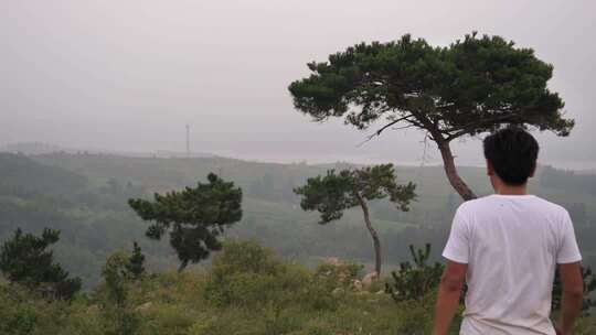 一个男人爬山守林员攀登