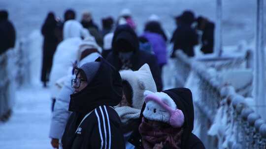 山东威海金海湾栈桥的冰海游客大浪狂风视频素材模板下载
