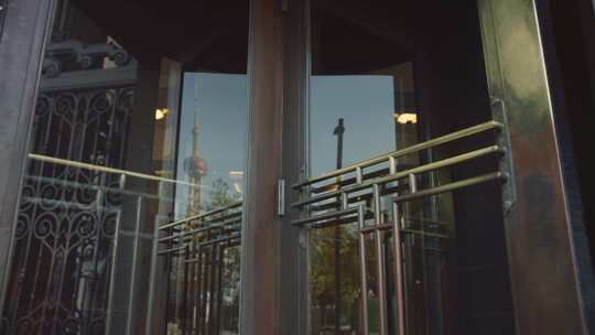 中国银行旋转门玻璃里的上海外滩