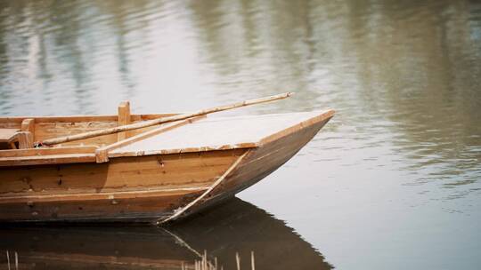 漂泊在湖面上的木船 古船 湖水 涟漪 水