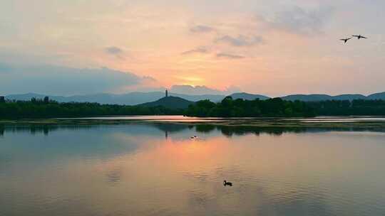 傍晚夕阳中的北京皇家园林颐和园风景