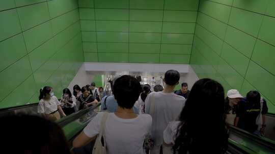 2023广州地铁4号线地铁人流视频素材模板下载