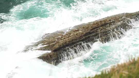 海浪撞击海岸