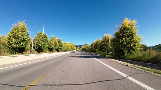 开车行驶在高速公路上