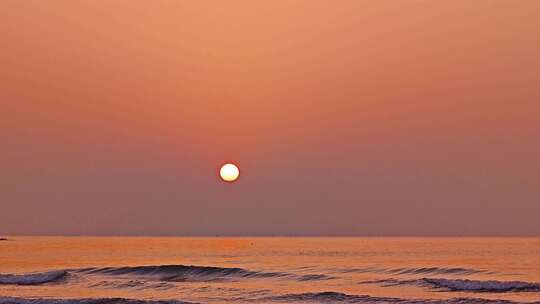 海上日出全景，金色阳光洒在海面