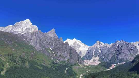 航拍贡嘎山区南门关沟爱德嘉峰雪山群峰风光