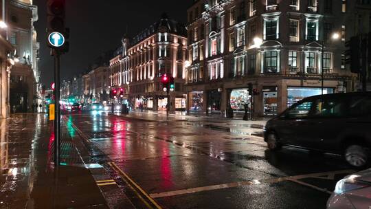 雨夜街道的交通