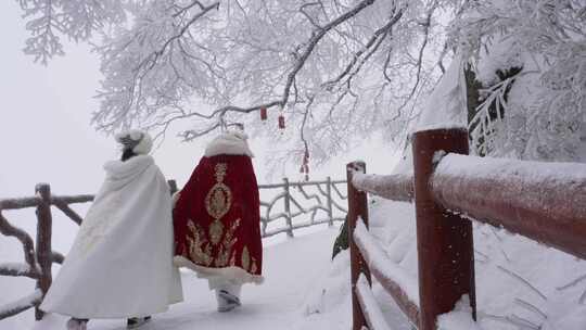 大雪中景区旅游的汉服游客