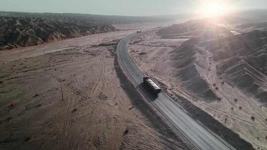 行驶在青海315国道隔戈壁公路的大货车