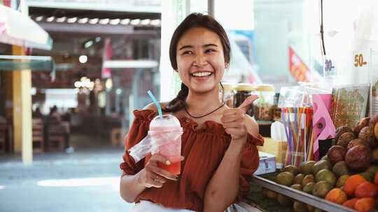 女人拿着塑料杯摆姿势