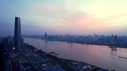 武汉江边绿地中心黄昏夜景