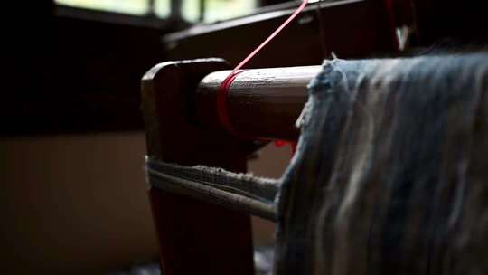 织布机上的纺织细节